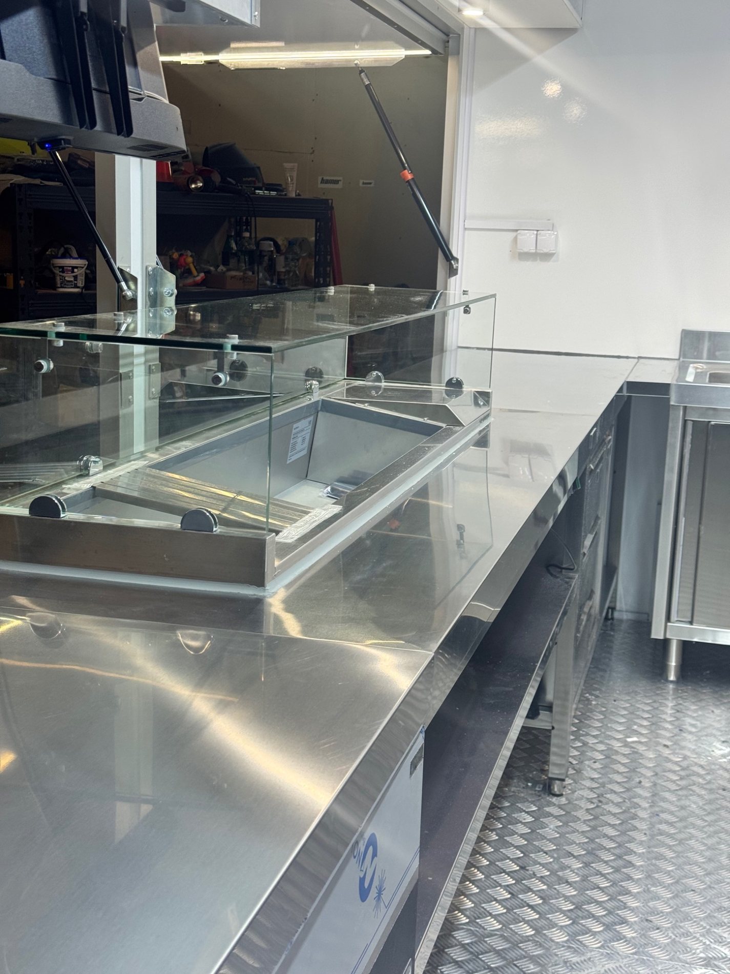 Streetfood Trailer 02